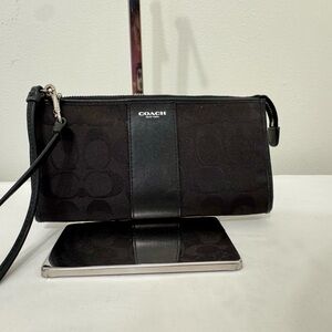 Coach Black Clutch with Elegant Design and Secure Zipper